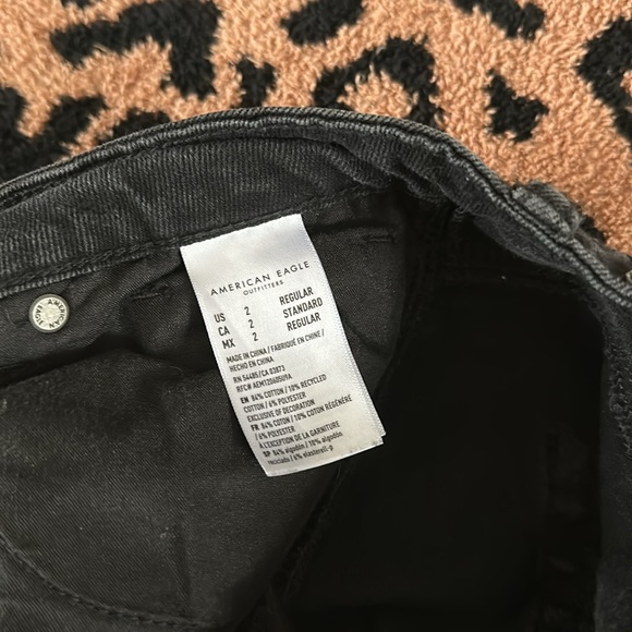 American Eagle Black denim Mom jeans 2R distressed - Picture 4 of 4
